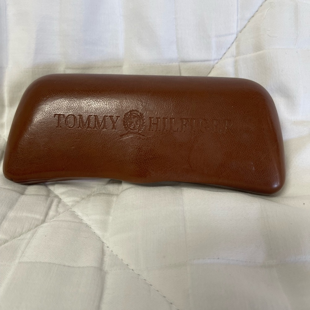 TOMMY HILFIGER Hardshell SLIM glasses case. Tan